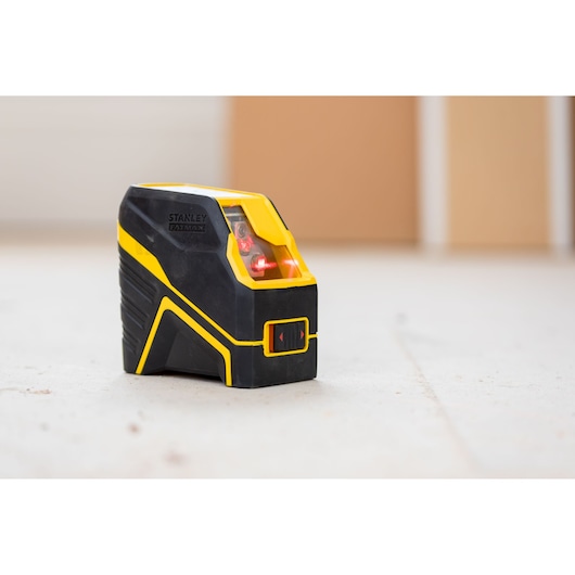STANLEY FMHT77585-1 laserwaterpas zwart en geel, schuine fotografie op lichte ondergrond.