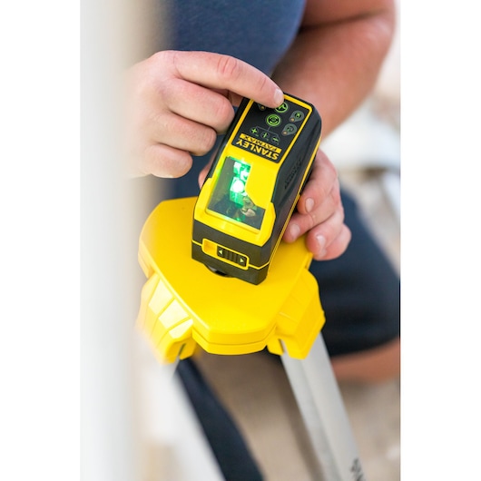 STANLEY FMHT77586-1 laserwaterpas op statief, close-up van hand die de bediening aanpast.