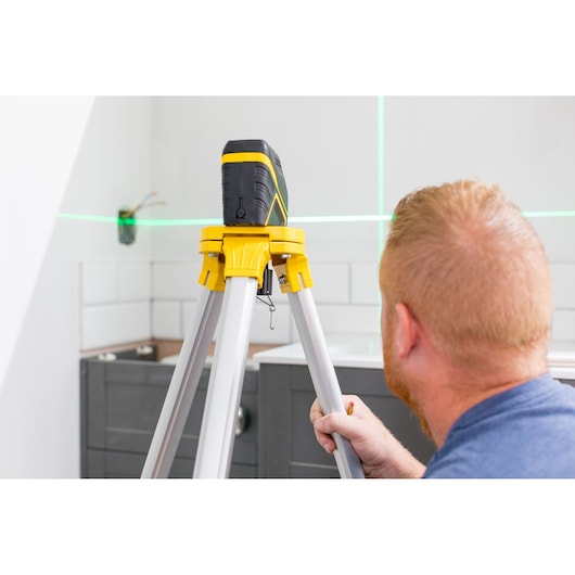 STANLEY FMHT77595-1 laserwaterpas op statief in keuken, groene laserlijnen op de muur.