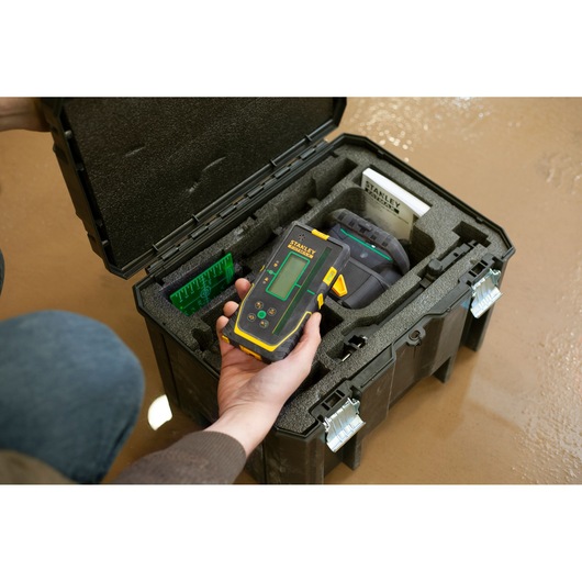 Foto van STANLEY FMHT77653-0 elektronische detectorkit in zwart schuimen koffer, accessoires zichtbaar.