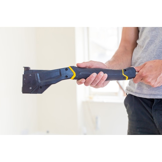 STANLEY FMHT81394-9 agrafeuse robuste tenue en main, vue en angle, conception noire et jaune.