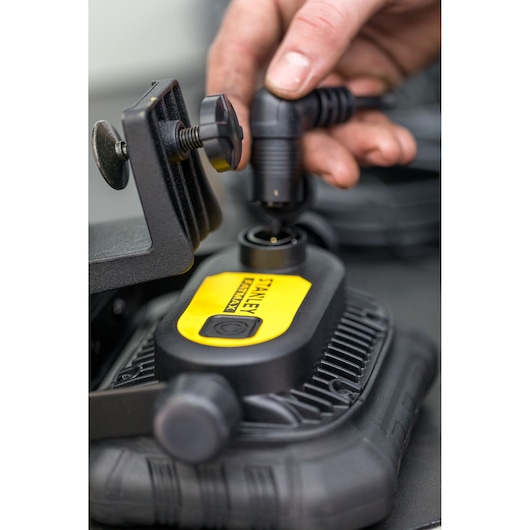 Appareil portatif STANLEY FMHT81507-1 avec étiquette jaune, gros plan sur le connecteur d’alimentation et la pince.