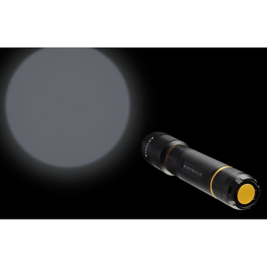 STANLEY FMHT81511-0 zaklamp met brede lichtbundel, zwart-geel ontwerp, schuin op zwarte achtergrond.