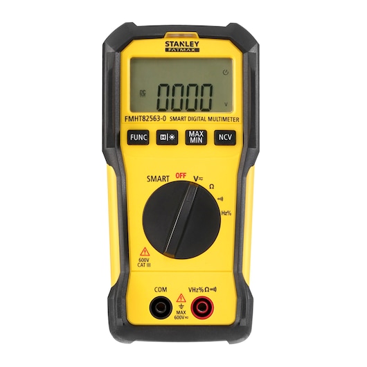 Foto van de STANLEY FMHT82563-0 slimme digitale multimeter, geel en zwart, vooraanzicht op witte achtergrond.