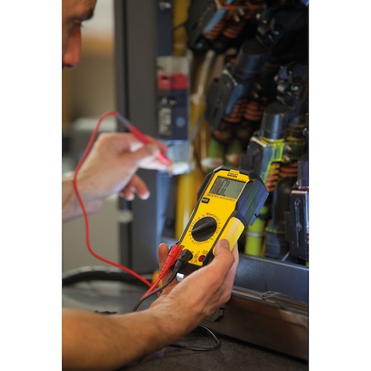 Foto van STANLEY FMHT82565-0 digitale multimeter gebruikt voor het testen van elektrische paneelbedrading.