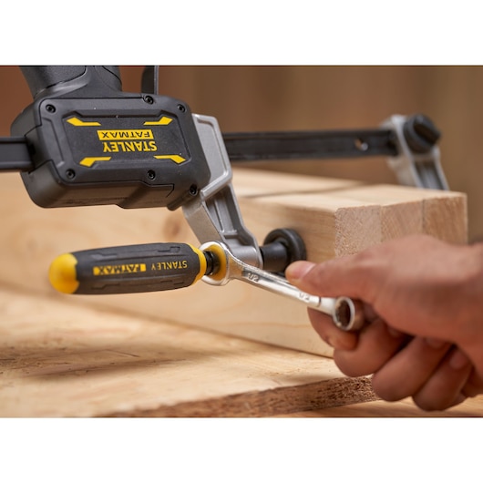 STANLEY FMHT83006-0 FATMAX pince outils fixant des planches en bois, vue rapprochée latérale.