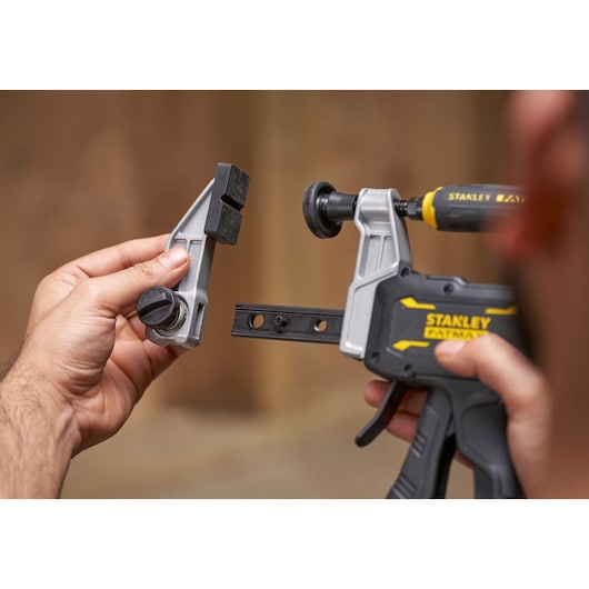 STANLEY FMHT83006-0 photographie de pince avec mâchoire amovible, gros plan en main, noir et argent.
