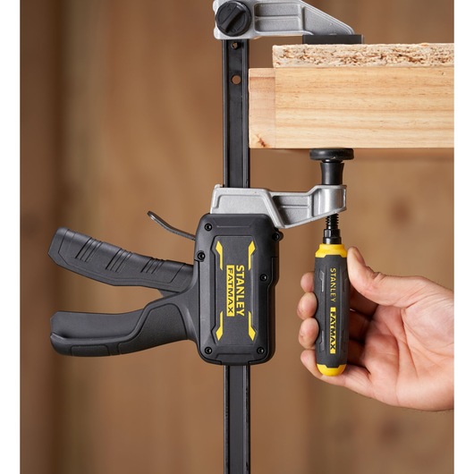 STANLEY FMHT83008-0 FATMAX serre-joint en action, fixation du bois, vue rapprochée latérale.