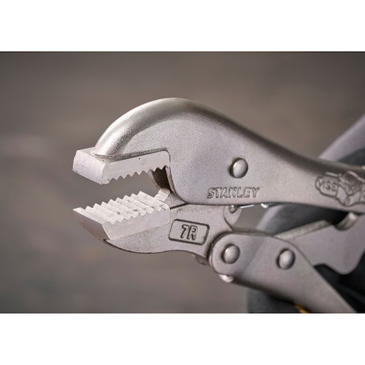 Gros plan sur une pince-étau STANLEY avec mâchoires dentelées, conçue pour saisir et maintenir fermement.
