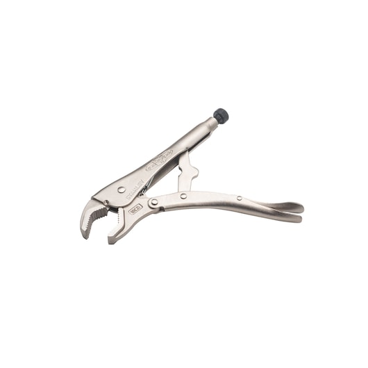 STANLEY FMHT84903-0 pince étau, métal argenté, vue latérale sur fond blanc, mâchoires courbées.