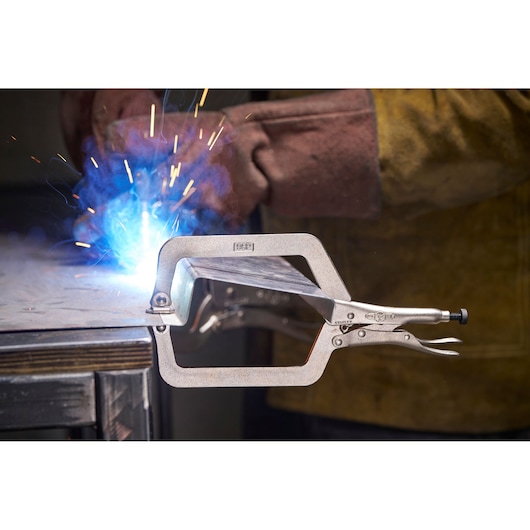 Pince étau Stanley en C maintient du métal pendant la soudure, étincelles et vêtement de protection.