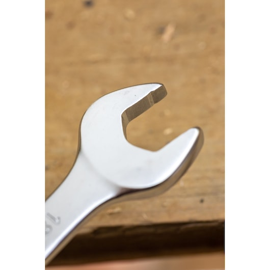 Foto van STANLEY FMMT13062-0 steeksleutel, metalen afwerking, gereedschap op houten oppervlak, close-up hoek.