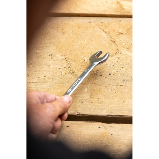 Stanley FMMT13069-0 sleutel in hand, close-up op houten oppervlak, fotografieproduct.