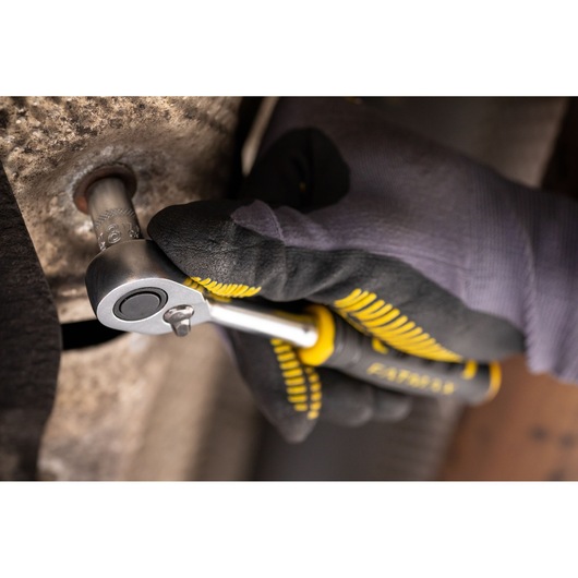 STANLEY FMMT17195-0 ratelsleutel in gebruik, close-up van het gereedschap met handschoen, productcategorie fotografie.