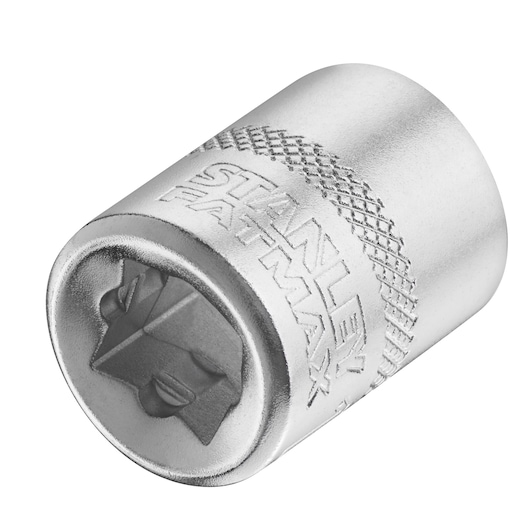 Foto van de STANLEY FMMT17214-0 chromen dopsleutel, gekartelde grip, STANLEY FATMAX merk, schuine hoek.
