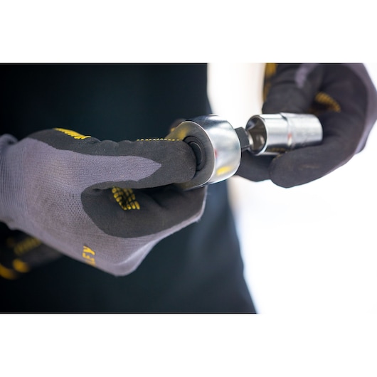 STANLEY FMMT17228-0 dopsleutel wordt met handschoenen vastgehouden, close-up fotografie.