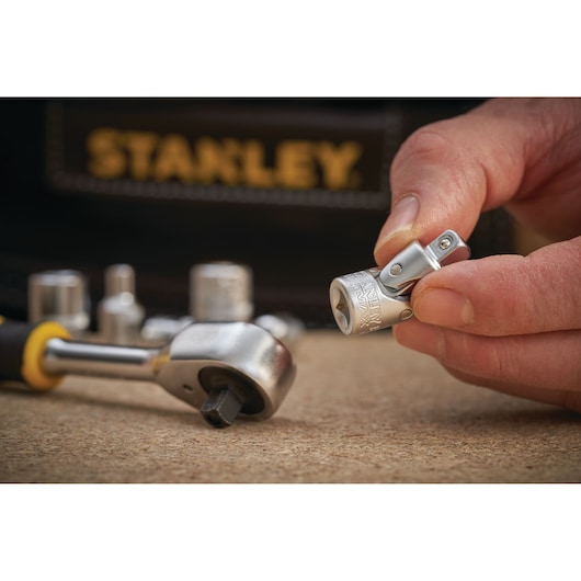 Photographie STANLEY FMMT18008-0 accessoire pour douilles, détail en gros plan avec main tenant l’outil.