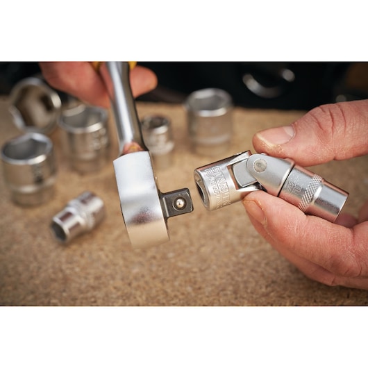 STANLEY FMMT18011-0 dop en universeel scharnier fotografie, close-up, chroom afwerking, hand houdt gereedschap.