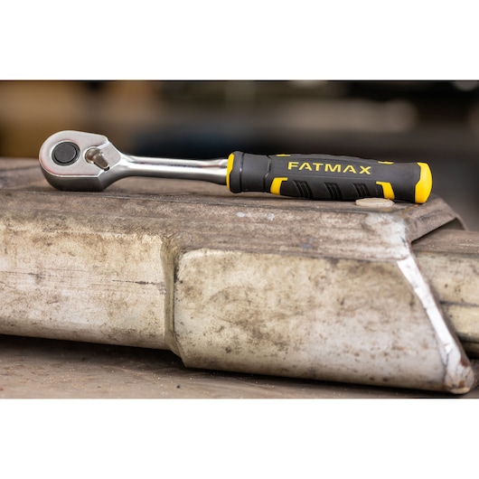 STANLEY FMMT82677-0 ratel met zwart en geel FATMAX handvat op metalen oppervlak.