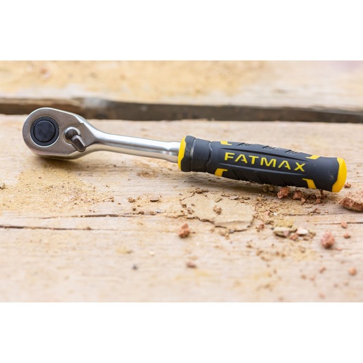 STANLEY FMMT82683-0 ratelsleutel met zwart-gele FATMAX handgreep op houten oppervlak.