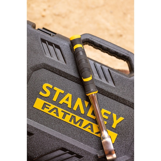STANLEY FATMAX FMMT82684-1 ratel met zwart-gele handgreep op gestructureerde gereedschapskist, schuine hoek.
