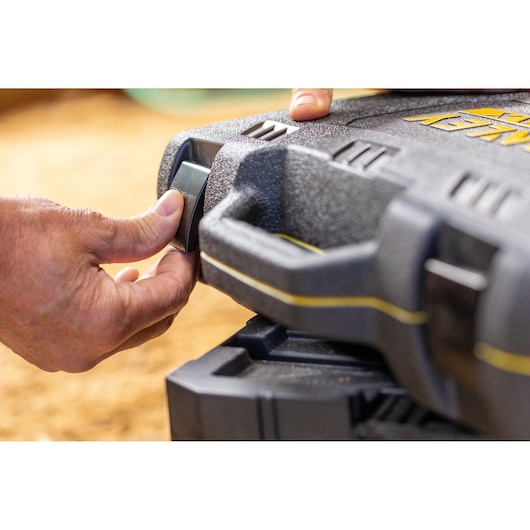 STANLEY FMMT82826-1 gereedschapskist handvat en sluiting close-up, zwarte structuur met gele accenten.