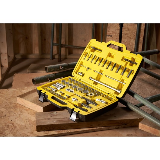 STANLEY FMMT82826-1 dopsleutelset met ratels en accessoires in gele koffer, 81 stuks, schuine open aanzicht.