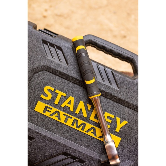 Foto van de STANLEY FMMT82827-1 gereedschapskoffer met een zwart-gele handgreep gereedschap erop.
