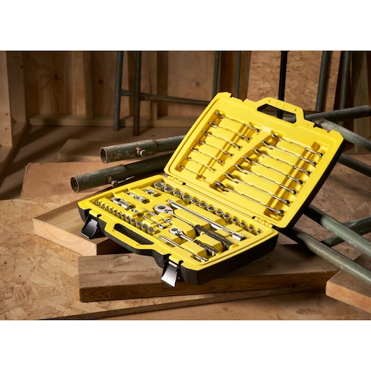STANLEY FMMT82827-1 50-delige ratel-, dopsleutel- en ring-steeksleutelset in open gele koffer op houten ondergrond.