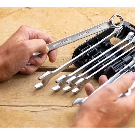 STANLEY FMMT82844-0 sleutelset fotografie, hand houdt zilveren sleutels op houten oppervlak.