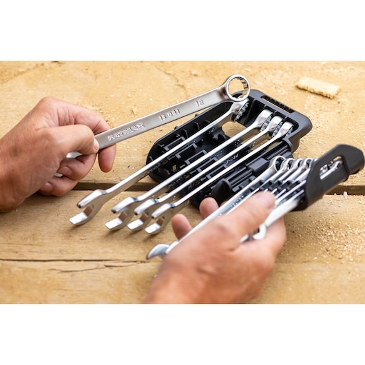 STANLEY FMMT82845-0 set moersleutels met houder, zilveren sleutels in gebruik op houten oppervlak.