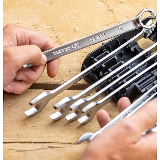 STANLEY FMMT82848-0 jeu de clés mixtes avec clés métalliques dans un support en plastique, mains tenant une clé.