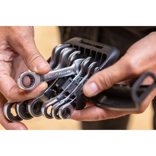 STANLEY FMMT82900-0 set de clés à cliquet dans un support en plastique noir, vue rapprochée, tenu par des mains.