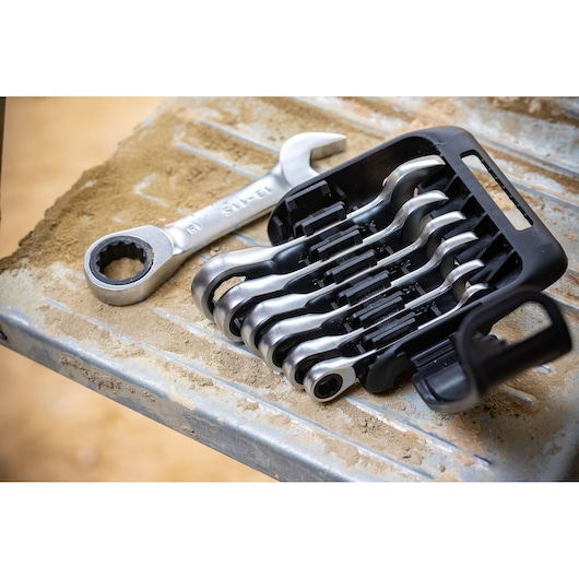 STANLEY FMMT82900-0 coffret de clés à cliquet dans un support noir sur surface métallique sableuse, vue extérieure en angle.