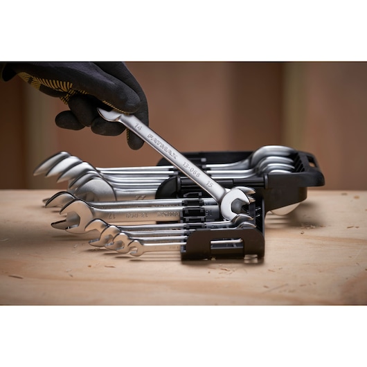 STANLEY FMMT82902-0 steeksleutelset in houder, zijaanzicht, handschoenhand pakt sleutel.