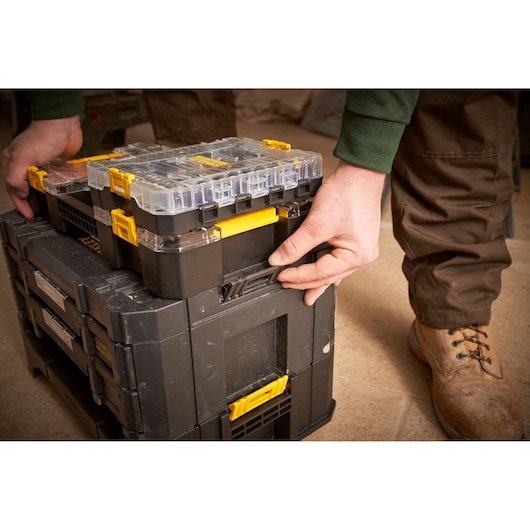 STANLEY FMMT98101-0 fotografie van zwarte en gele modulaire gereedschapskisten die vanaf de zijkant worden gekoppeld.