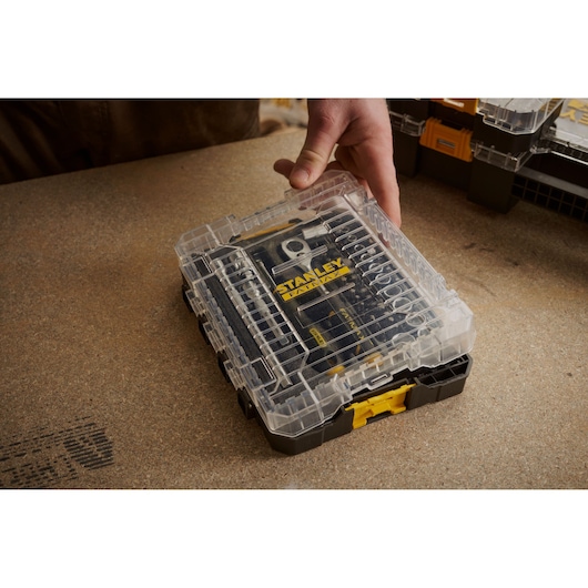 STANLEY FMMT98101-0 bitset in transparante kunststof doos op werkbank vastgehouden.