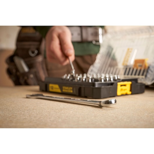 STANLEY FMMT98104-0 sleutel en dopsleutelset met harde koffer, close-up op werkbank.