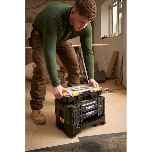 STANLEY FMMT98106-1 modulaire gereedschapsopbergsysteem in werkplaats, gestapeld met organizer box.