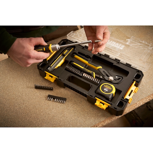 STANLEY FMMT98106-1 handgereedschapsset in open zwart-gele koffer, schroevendraaier, tang, rolmaat, diverse bits.
