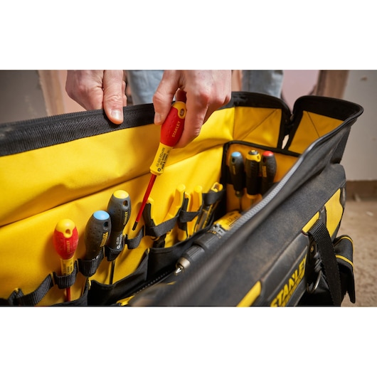 Sac à outils STANLEY FMST1-71180 avec tournevis assortis jaune et noir, vue rapprochée latérale.