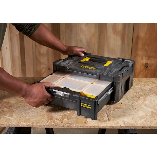 STANLEY FMST1-71968 organizer met transparante vakken, getoond met open lade op een werkbank.