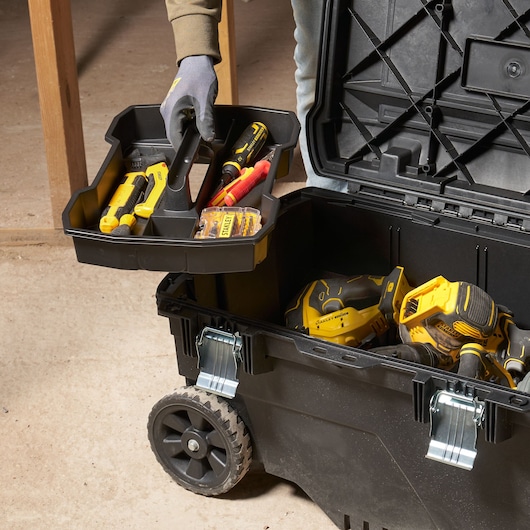 STANLEY FMST1-73601 boîte à outils roulante remplie d’outils, couvercle ouvert, vue de face.