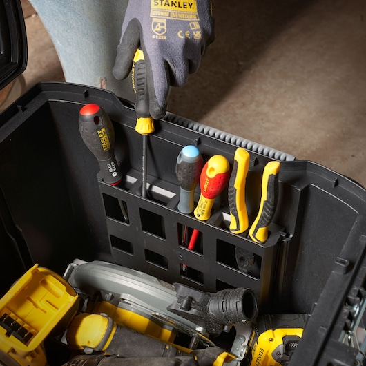Photo du Stanley FMST1-73601 montrant des tournevis et outils rangés dans un porte-outils.