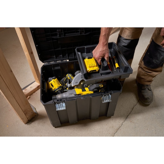 STANLEY FMST1-75753 gereedschapskist met uitneembare lade, open en gevuld met elektrische gereedschappen.