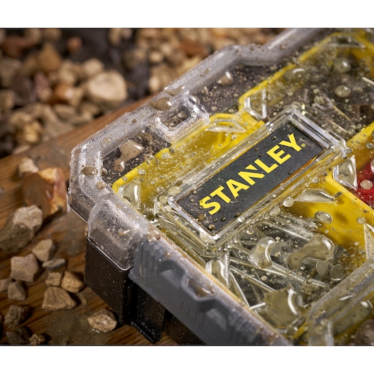 STANLEY FMST1-75779 organiseur avec gouttes d'eau sur couvercle transparent, vue rapprochée, design jaune et noir.
