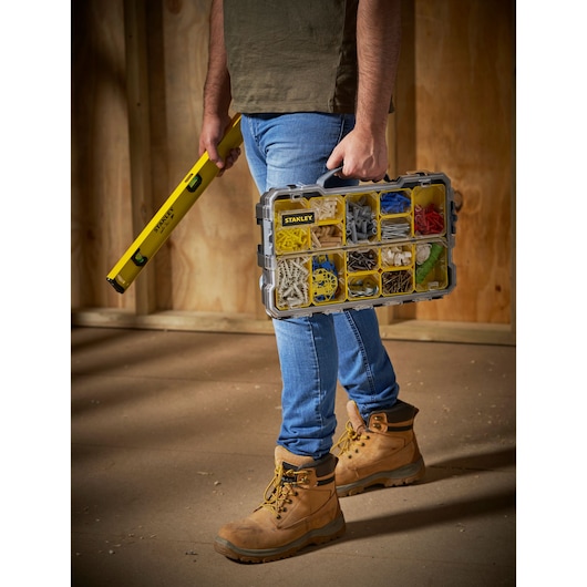 STANLEY FMST1-75779 boîte organisateur à compartiments, portée par une personne, angle latéral, chantier.