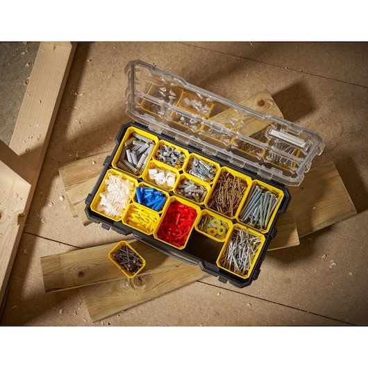 Boîte organisatrice STANLEY FMST1-75779 avec compartiments jaunes remplis de fixations assorties, vue du dessus.