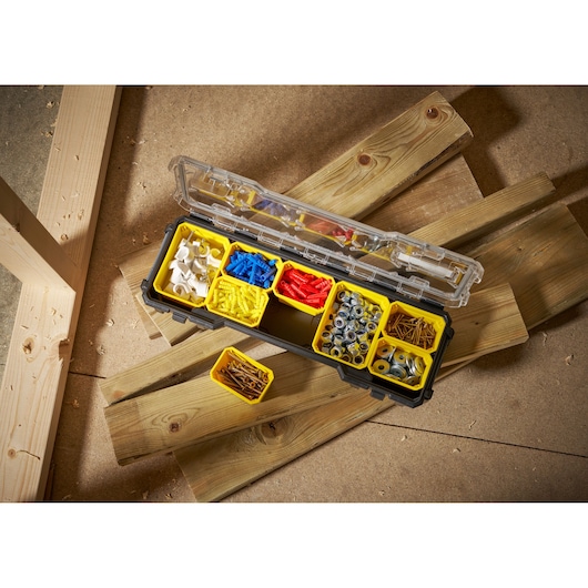 Boîte organisateur STANLEY FMST1-75781 avec compartiments jaunes remplis de fixations assorties, vue de dessus.