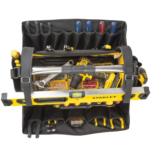 Sac à outils ouvert STANLEY FMST1-80146 rempli d’outils à main, jeu de tournevis, niveau et perceuse, vue de dessus.